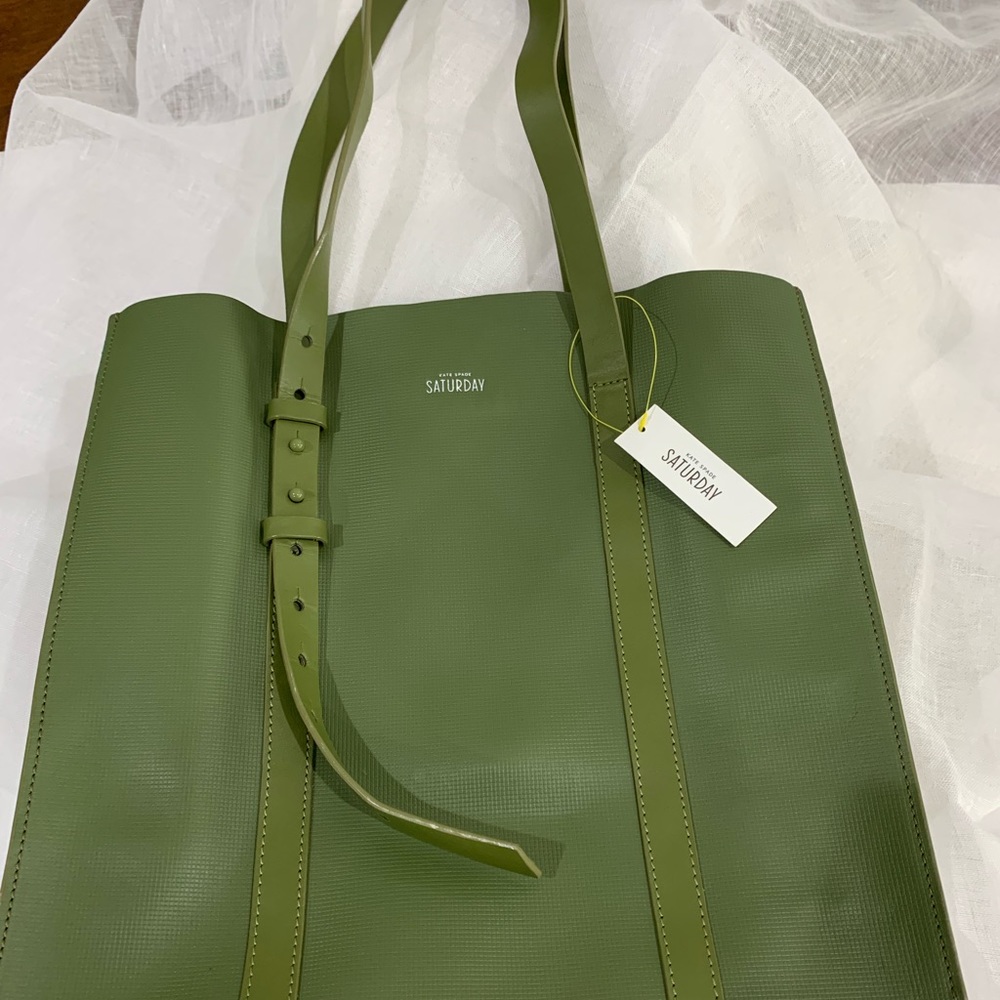 Weekend tote stylish and functional